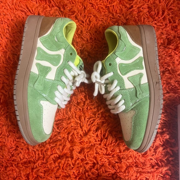 Sneakers - Picture 3 of 6